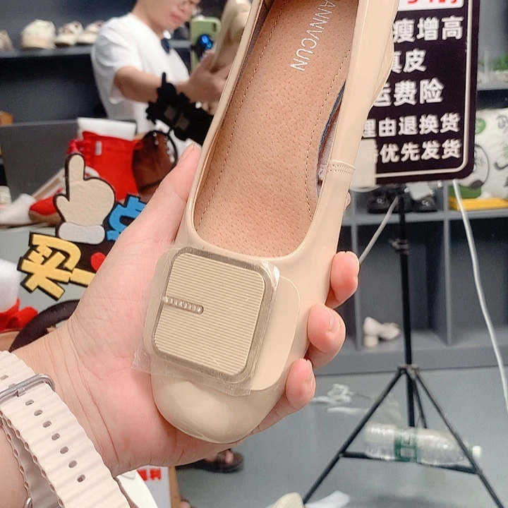 豆豆鞋卡其色37码跟高是5.5公分真皮