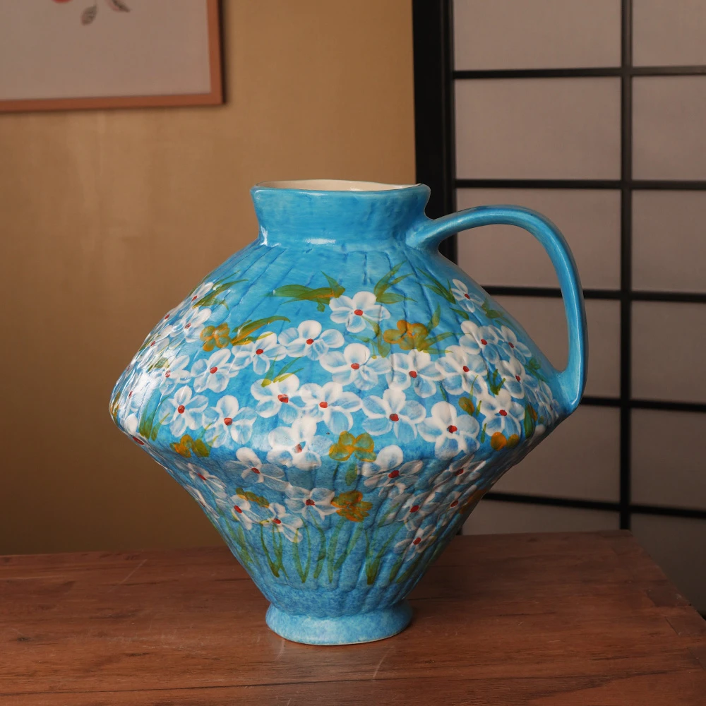 『102』3372-飞碟白色绣球花花瓶（高27口10肚径26）