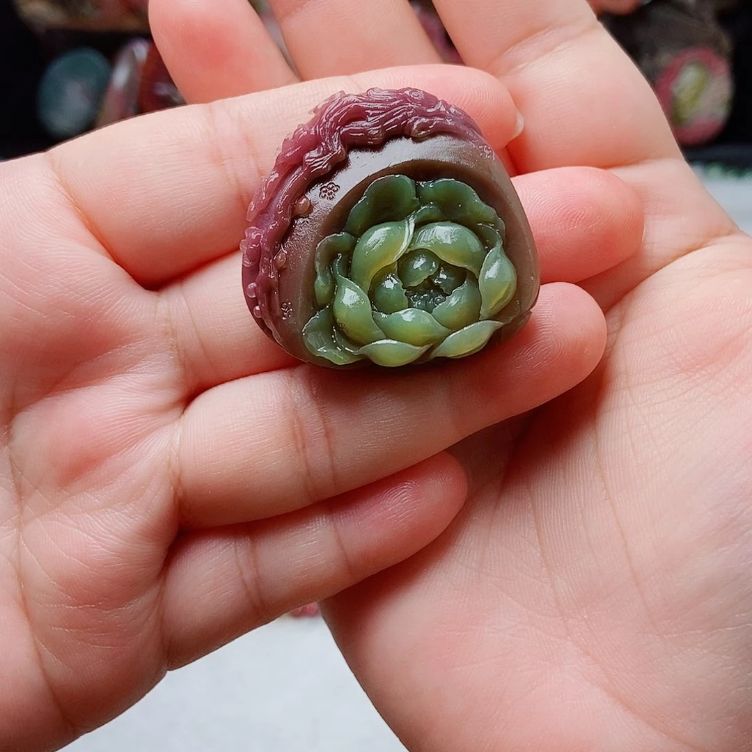 颈饰未镶嵌石英质玉（盐源）墨**花