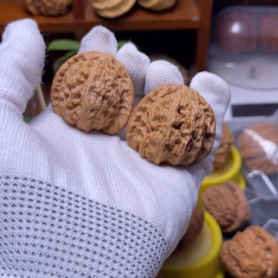 木质三剪裁白狮子