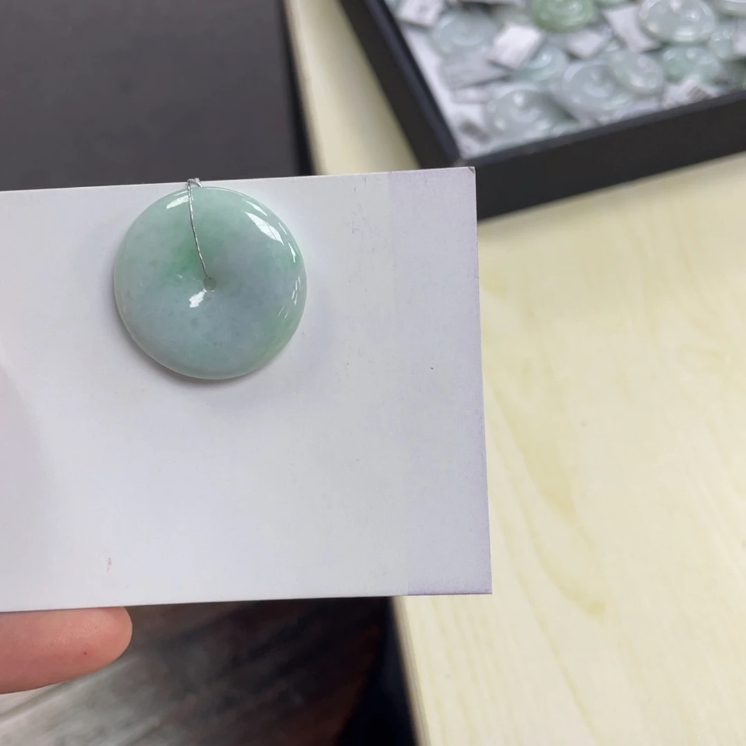 翡翠颈饰未镶嵌平安扣