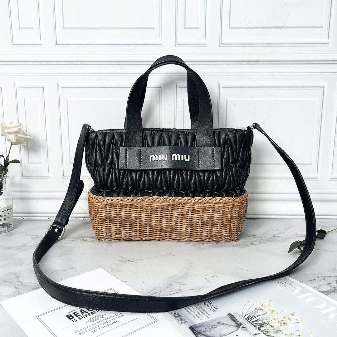 95新 MIU MIU/缪缪 miumiu/缪缪黑色菜篮子牛皮拼接斜挎手提包