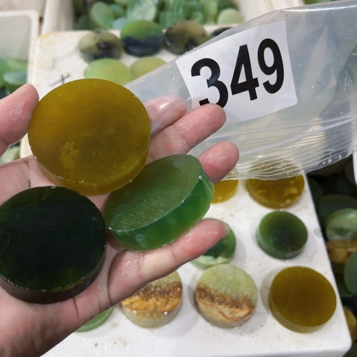 牛***跳未镶嵌蛇纹石玉珠宝半成品