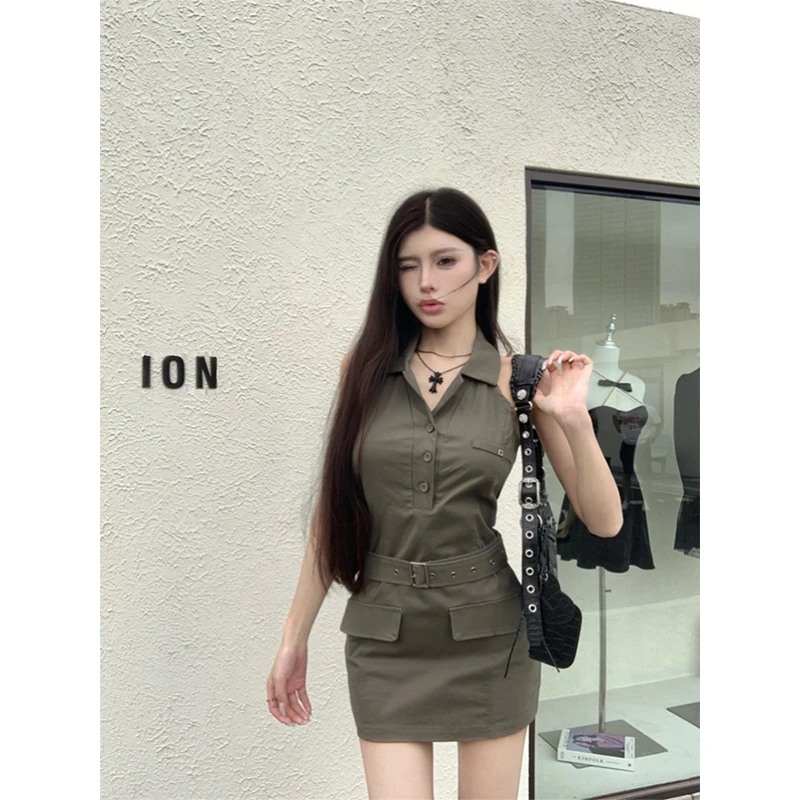 夏日辣妹军绿工装机车挂脖连衣裙女2025新款复古设计感包臀短裙子