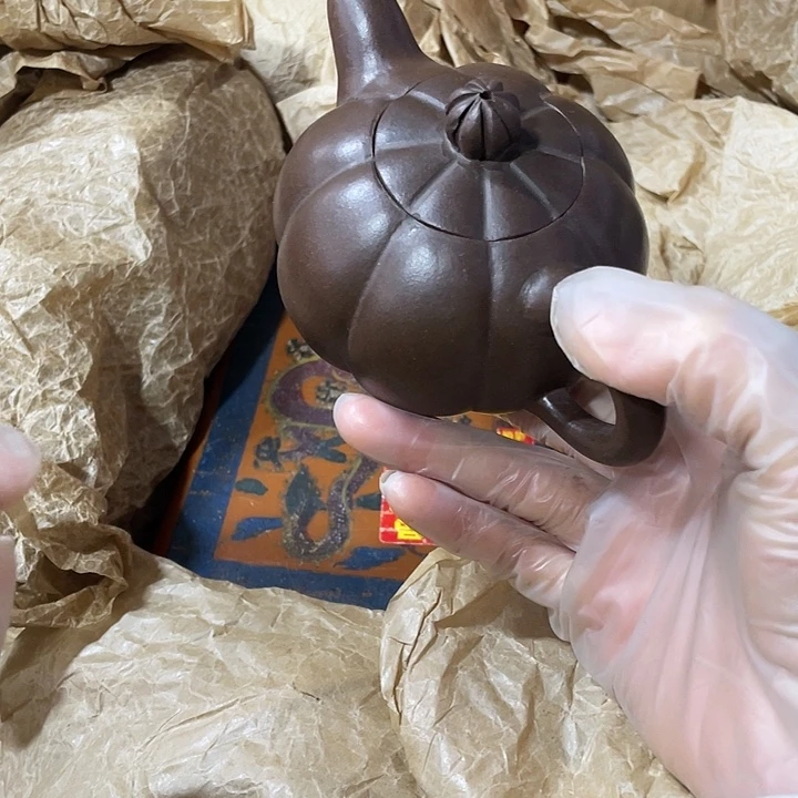 茶壶紫砂原矿泥料，手工制作的一把紫砂壶。