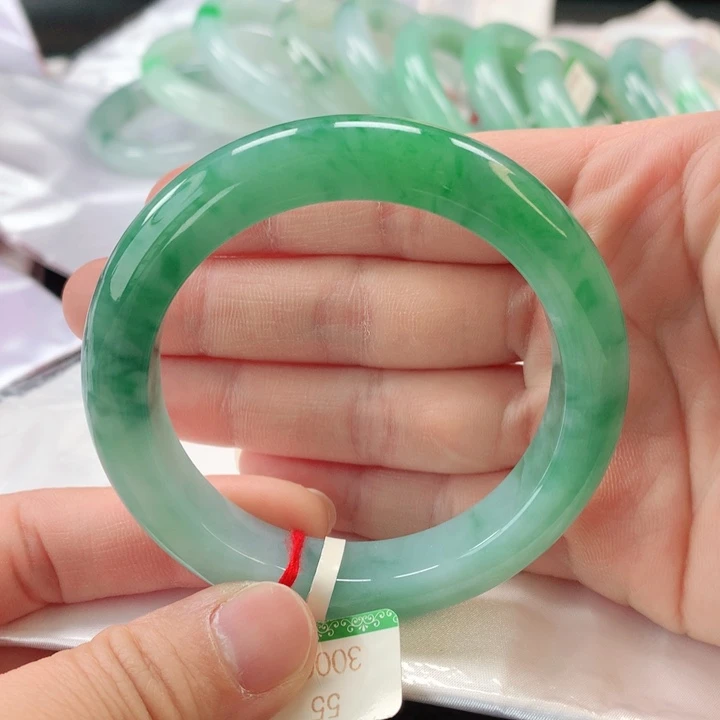 翡翠手镯未镶嵌缅甸A货翡翠手镯