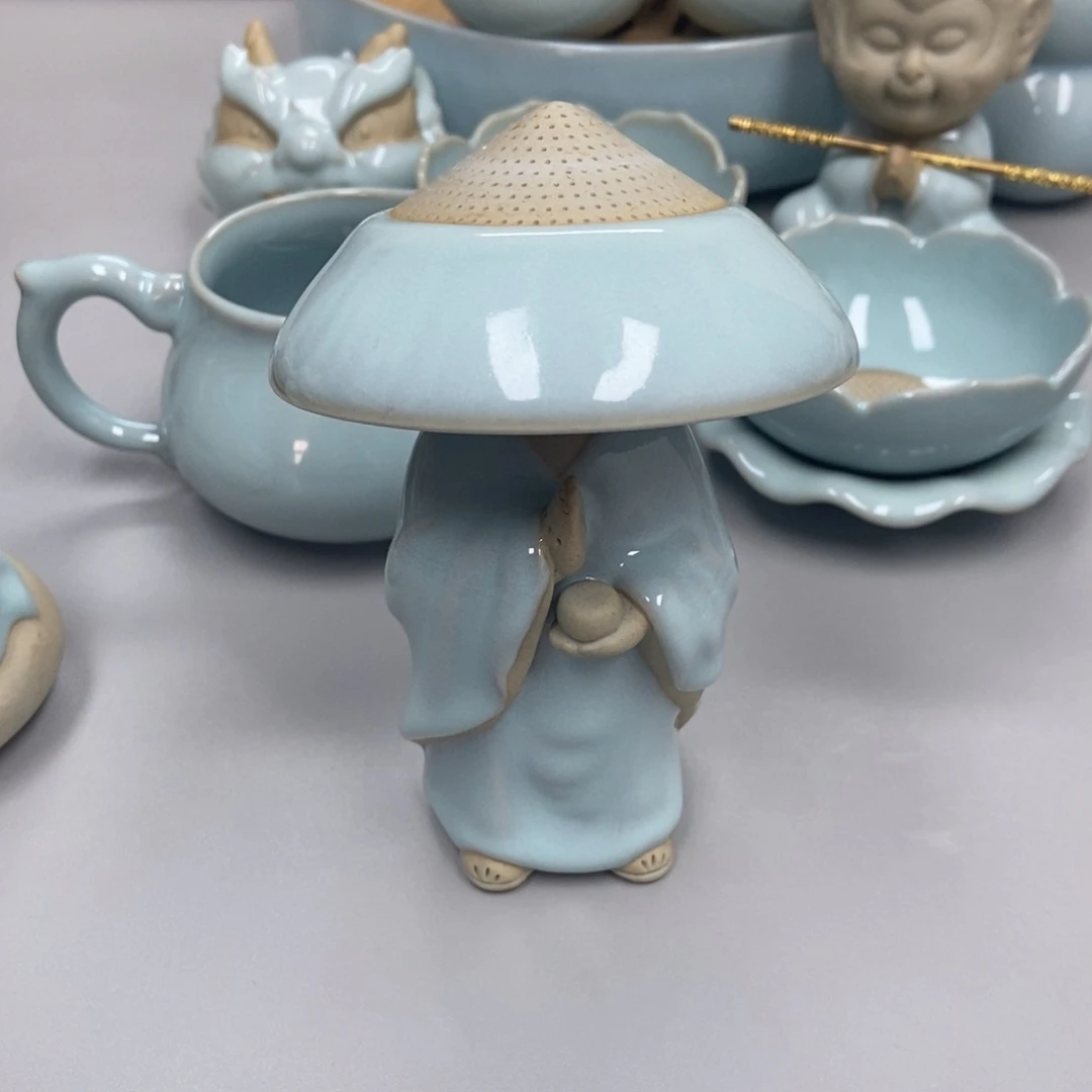 瓷大***家天青色站和尚瑕摆件