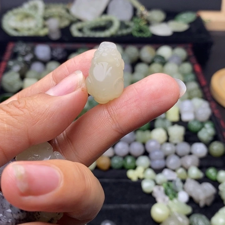 白****和田玉未镶嵌颈饰