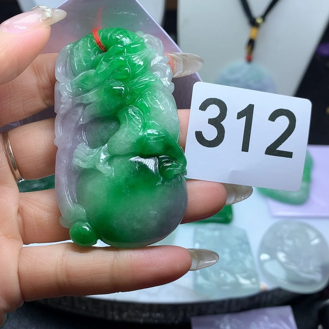 翡翠吊坠(赠链)未镶嵌