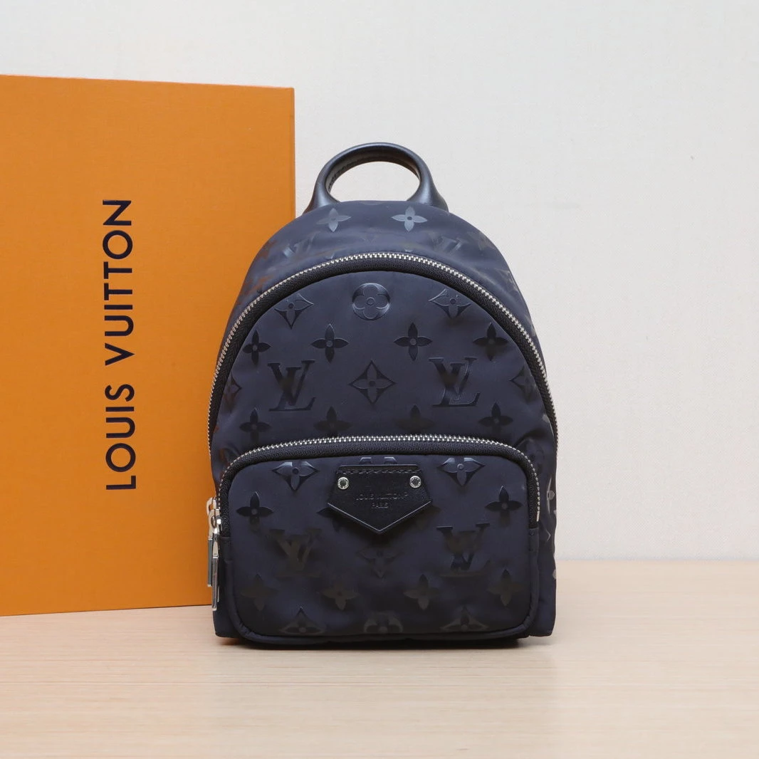 95新 LouisVuitton/路易威登 【黑黑】 黑色 芯片滑雪系列 双肩包