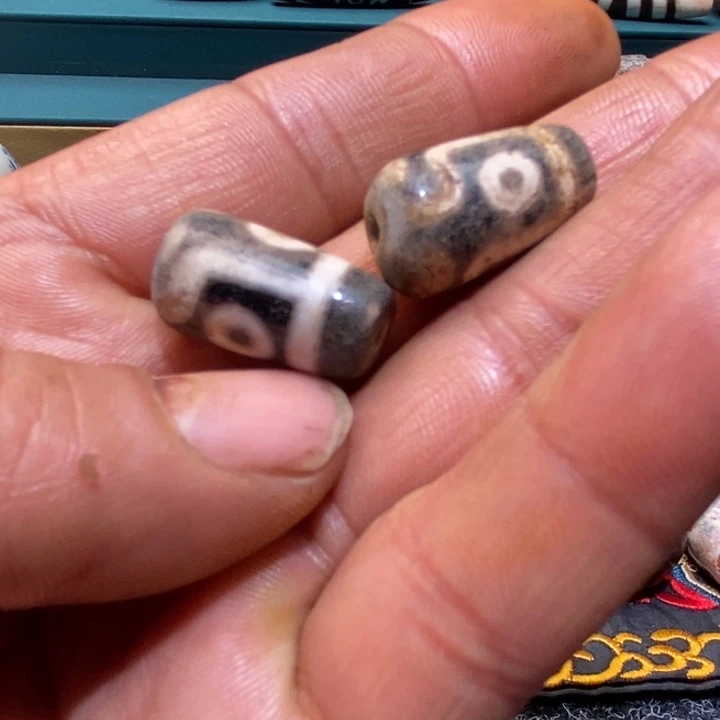 未镶嵌珠子的颜色是玛瑙/玉髓