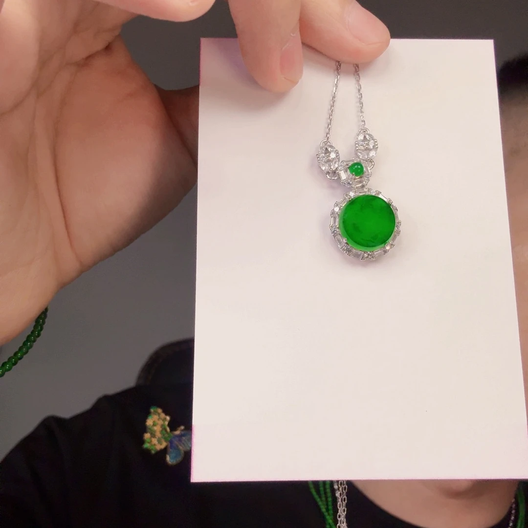 翡翠未镶嵌颈饰一件