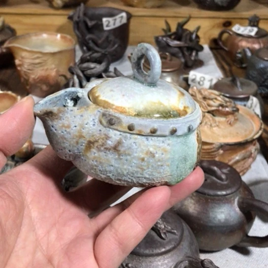 瓷片净**画微瑕的宝瓶的