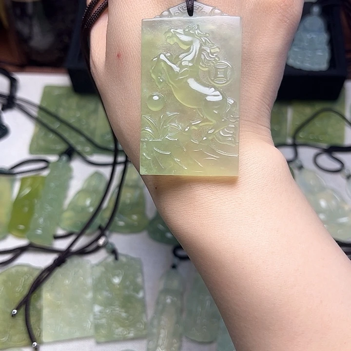 岫玉合金颈饰吊坠