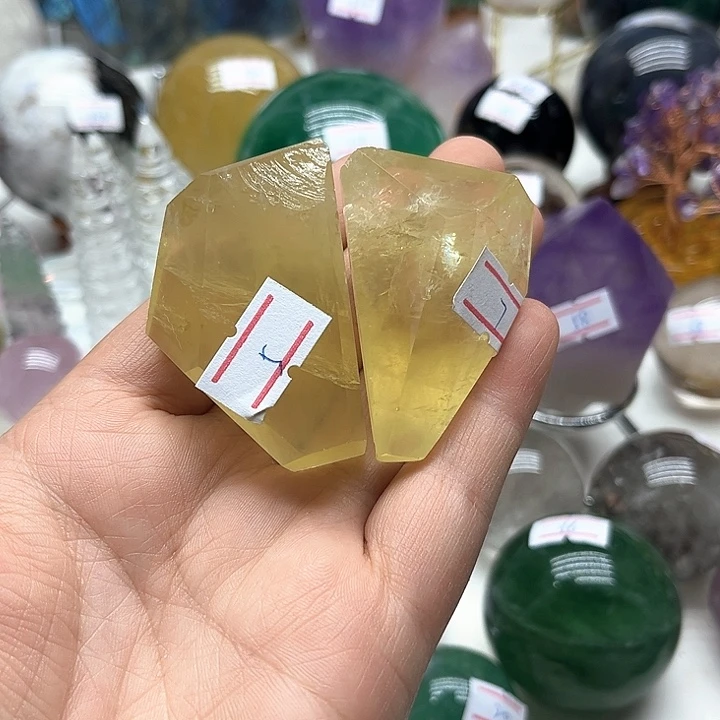 100克黄水晶随形2个未镶嵌水晶风****