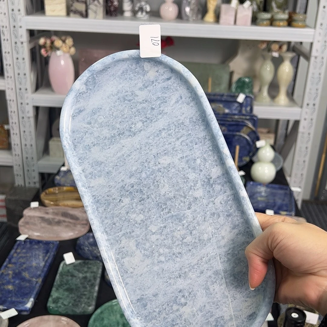 石材蓝水晶。     有生长纹。   071