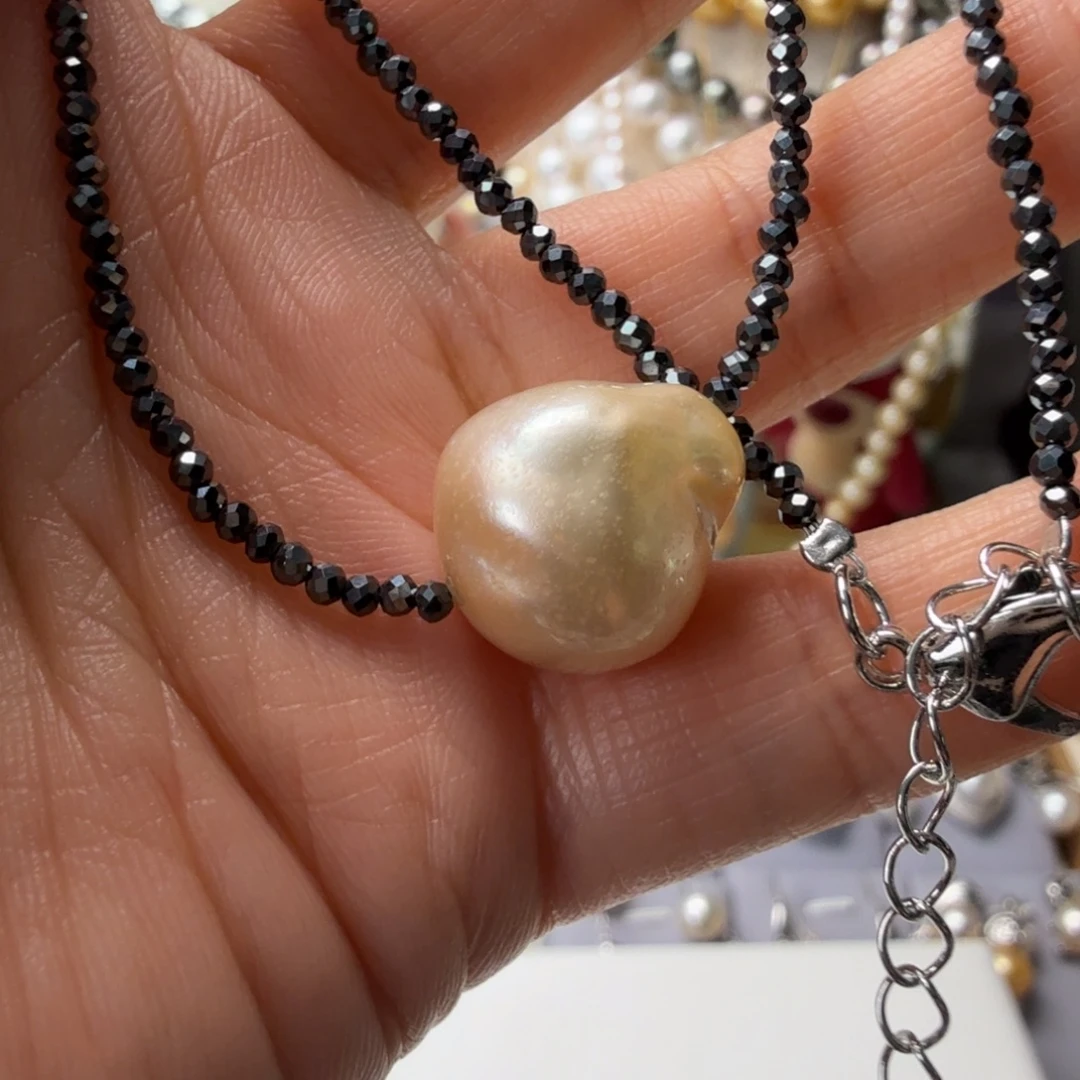 素***素未镶嵌海水珍珠颈饰