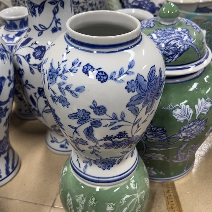 瓷片微瑕陶瓶不退不换。。。。。。。