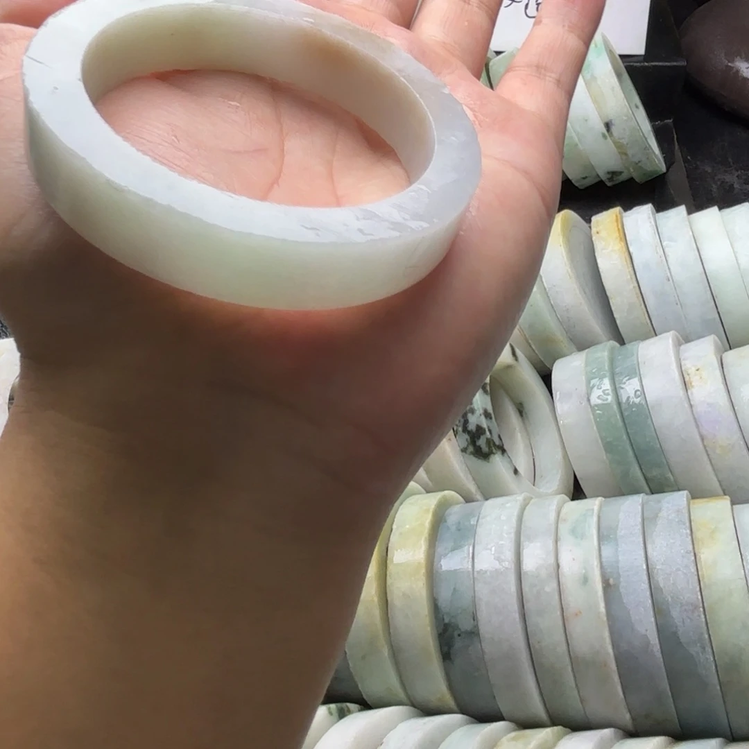 J***.定制翡翠未镶嵌翡翠手镯定制