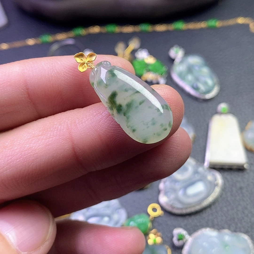 颈饰18K金镶嵌翡翠