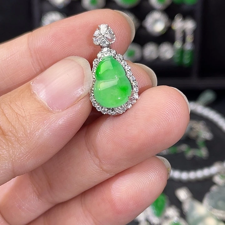 翡翠18K金镶嵌颈饰缅甸天然a货翡翠甜绿葫芦吊坠