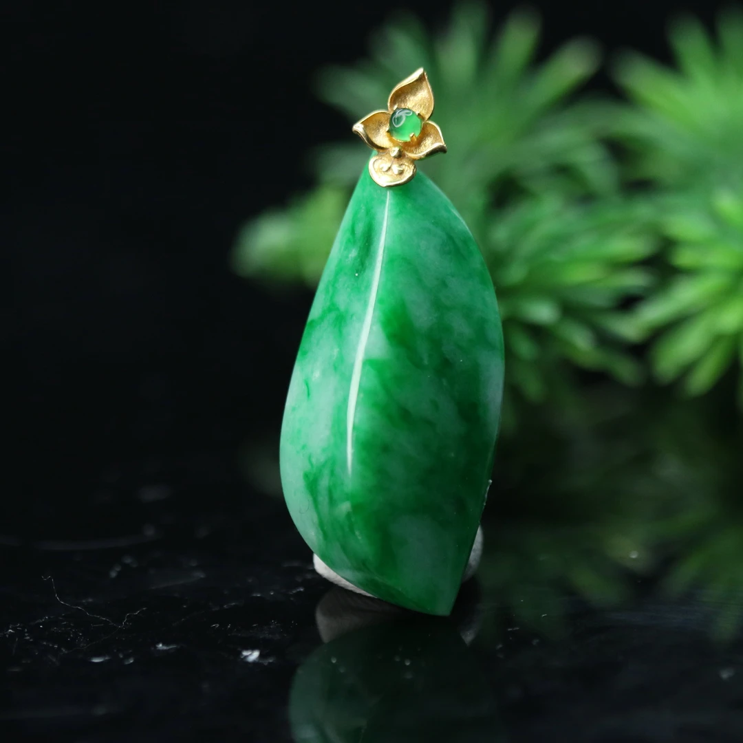 7天然缅甸翡翠A货18k随型吊坠/400014/上海嘉禾拍卖