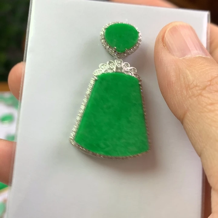 翡翠18K金镶嵌颈饰翡翠吊坠