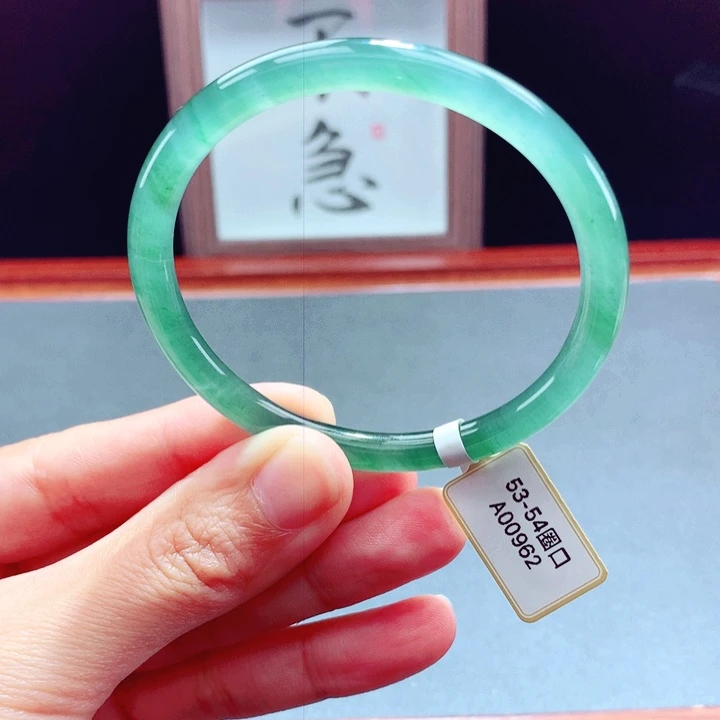 未镶嵌手镯翡翠圆镯