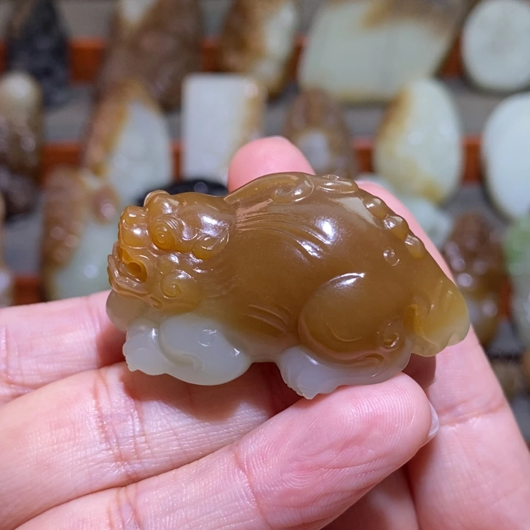 颈饰未镶嵌和田玉（糖玉）貔貅吊坠