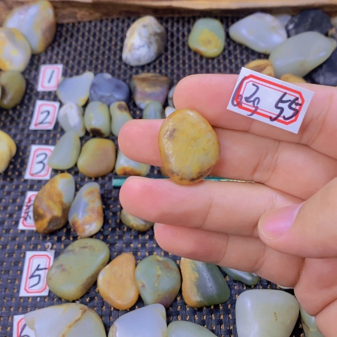 颈饰未镶嵌和田玉（糖玉）