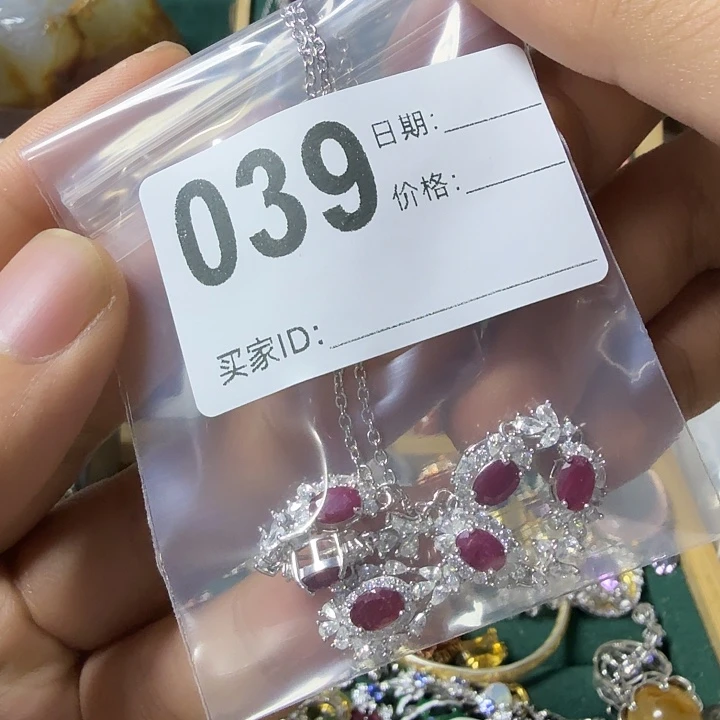 银S925镶嵌颈饰红宝石兰**?