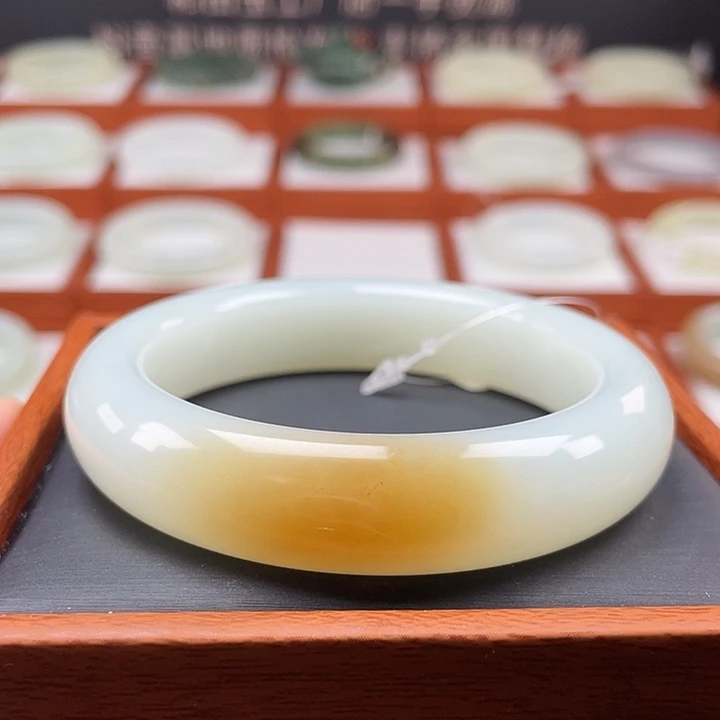 和田玉手镯未镶嵌新疆且末金山