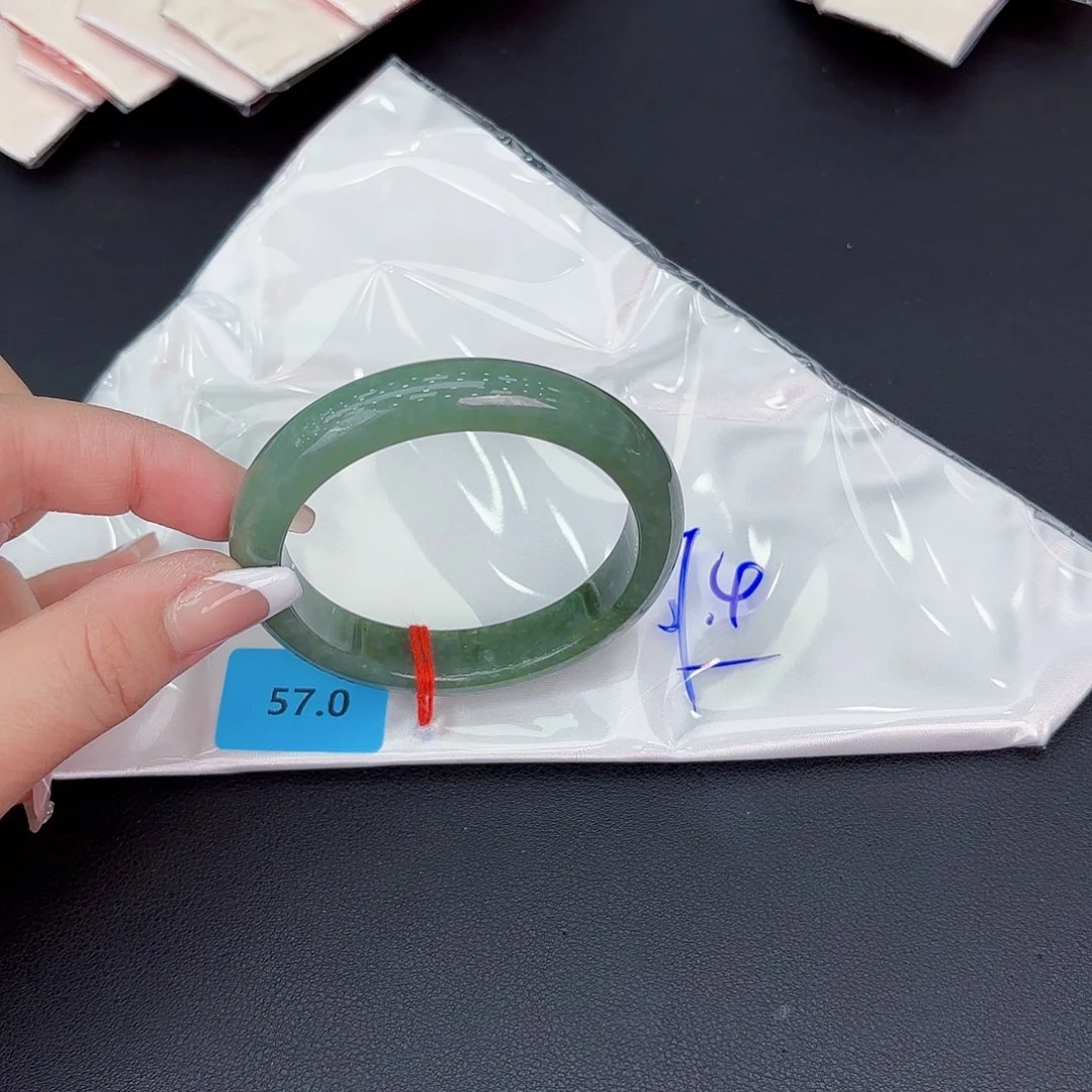 翡翠手镯未镶嵌手镯