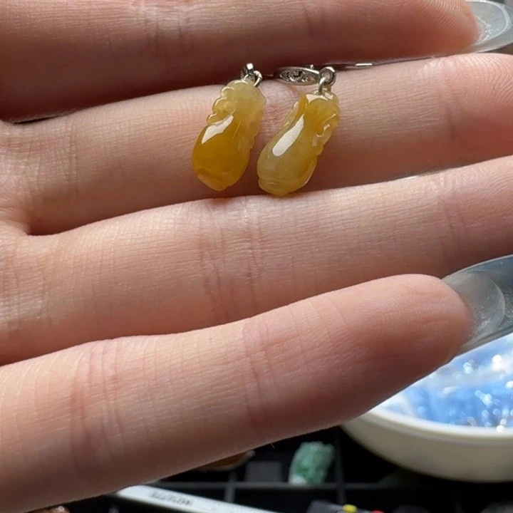 未镶嵌挂件翡翠?**蕊
