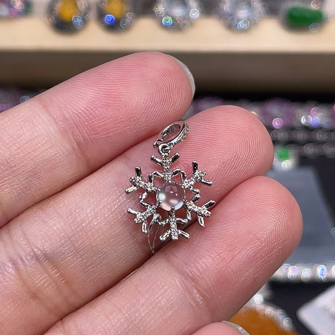 翡翠18K金镶嵌颈饰雪花