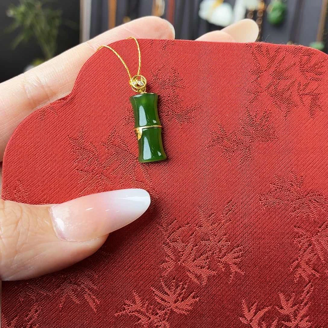 *****和田玉18K金镶嵌颈饰