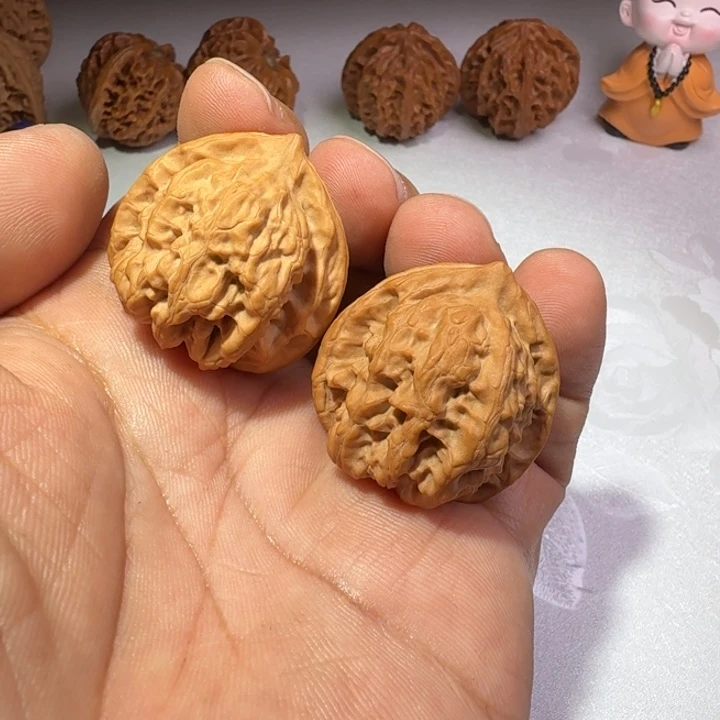 文玩核桃吊坠梨木台