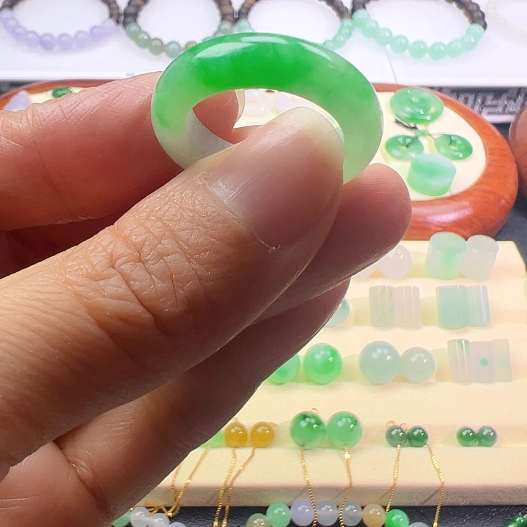 刘***鑫翡翠未镶嵌戒圈翡翠浓阳辣绿戒圈19号