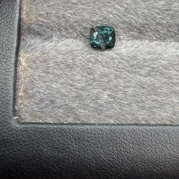 尖晶石裸石有点片包体1克拉