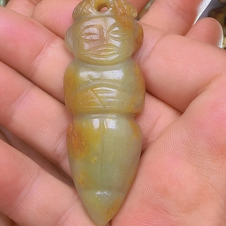刘***军和田玉未镶嵌颈饰
