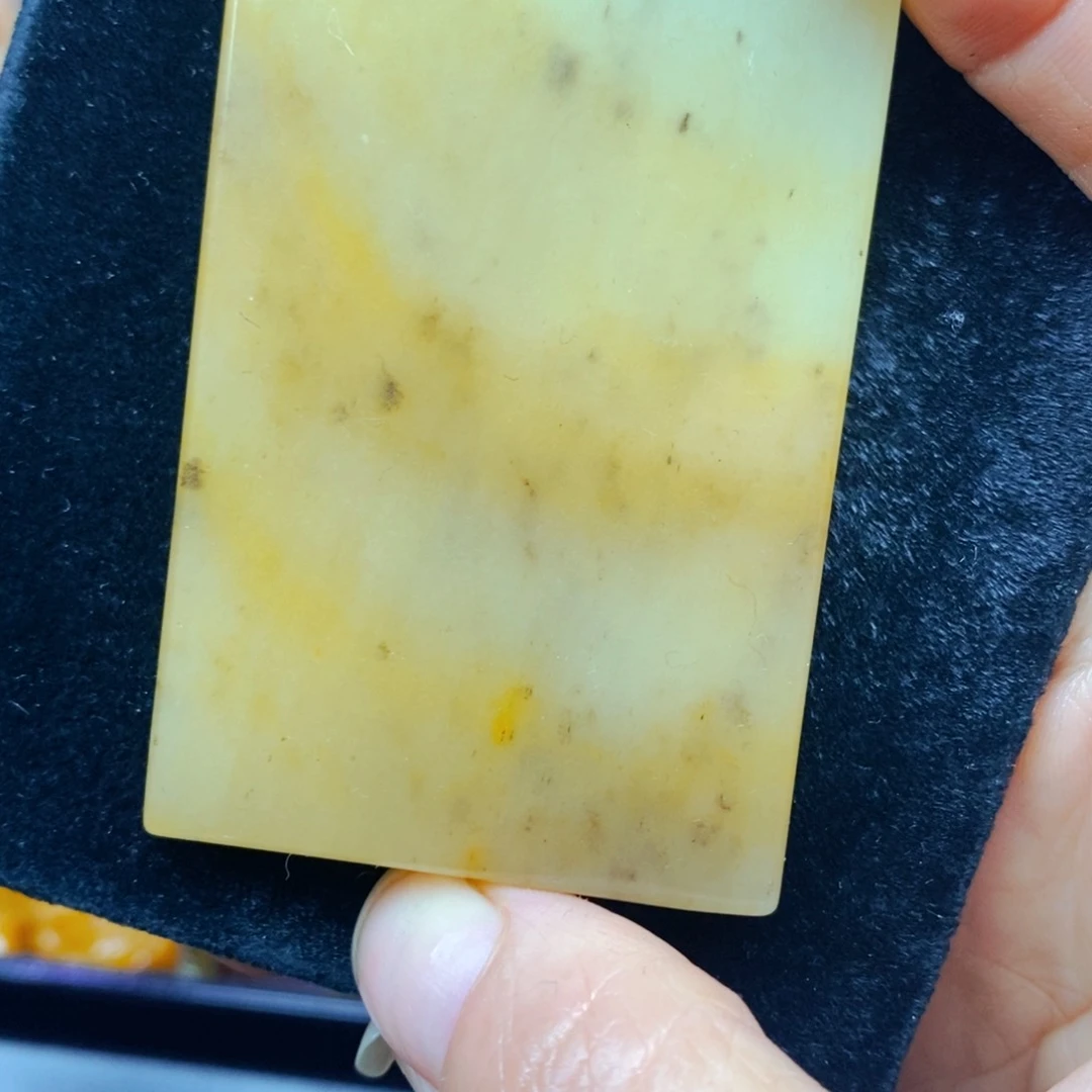 未镶嵌石英质玉（黄龙玉）颈饰