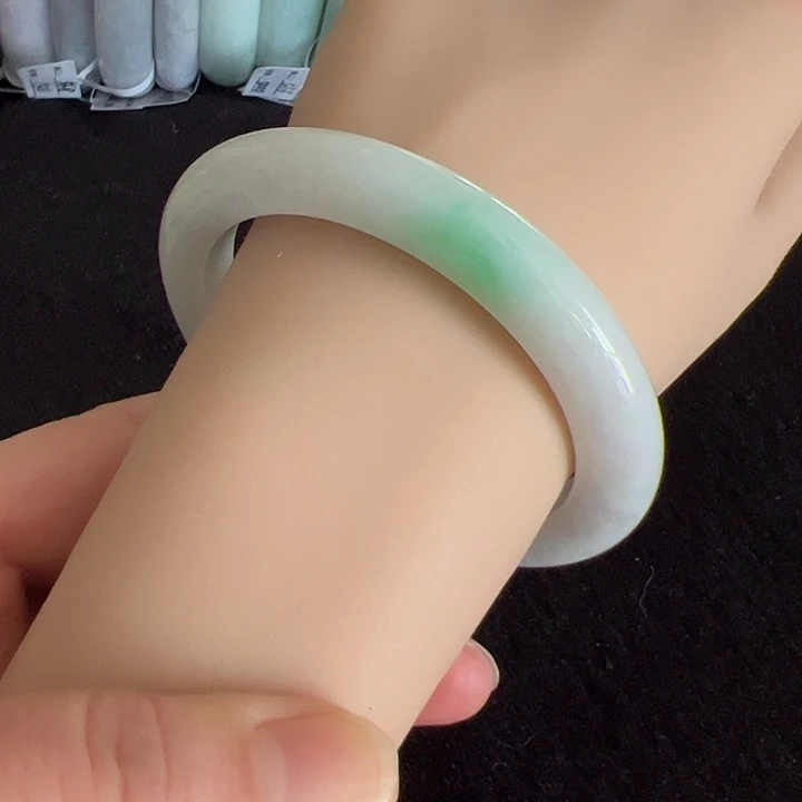 翡翠未镶嵌手镯编号34233圈口56