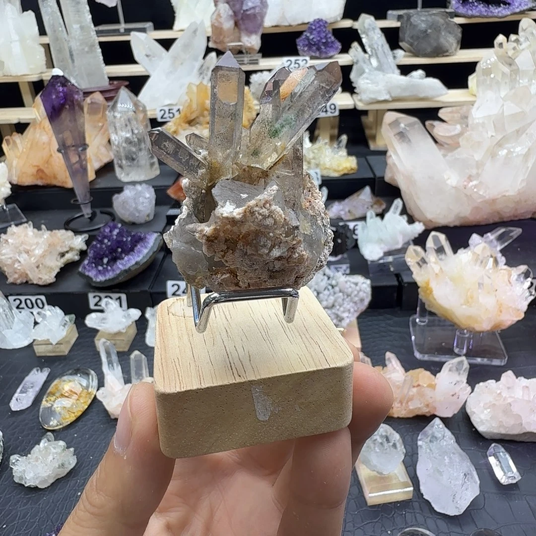 破***年石材天然水晶摆件