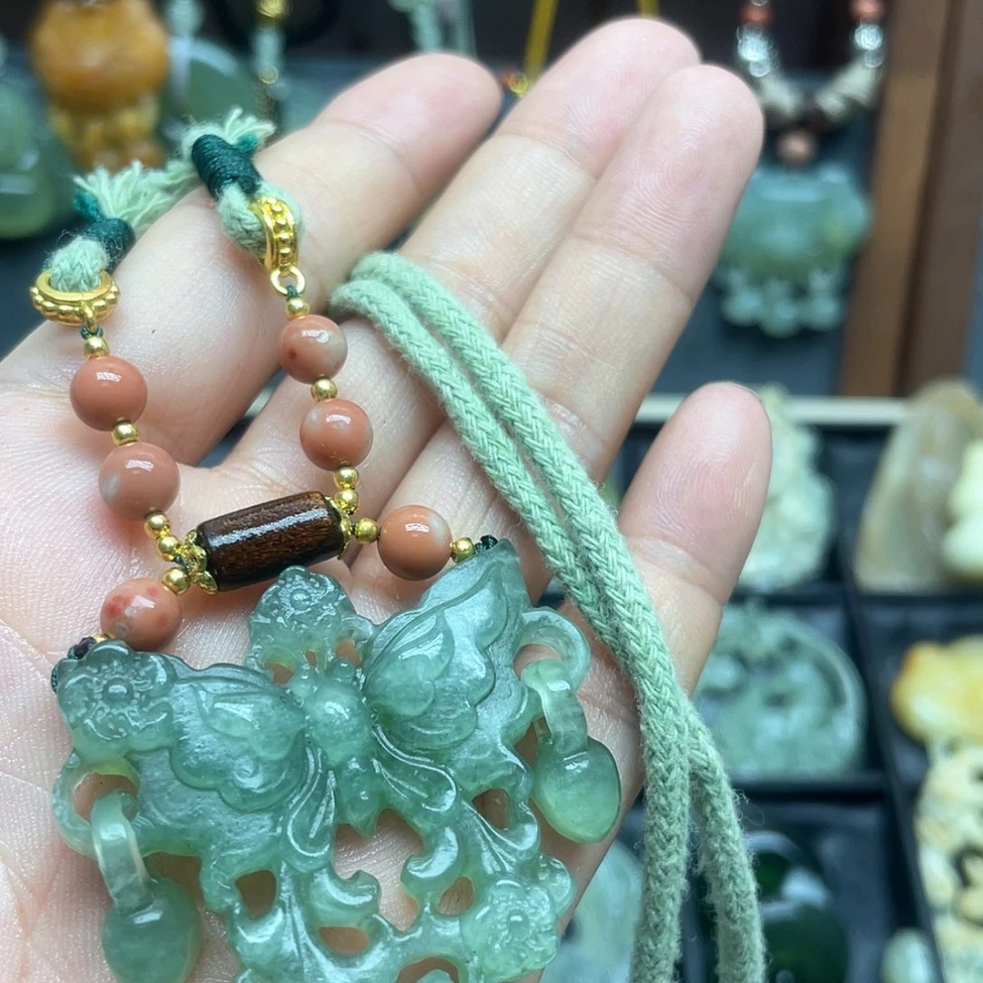 蛇纹石玉未镶嵌颈饰