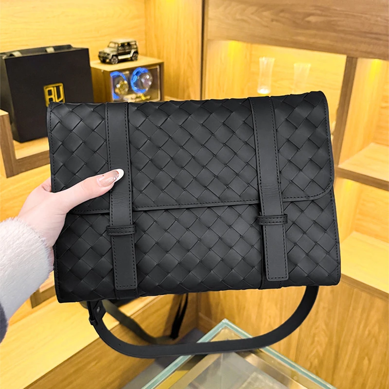 BV头层胎牛皮纯手工编织单肩斜挎包邮差包黑色经典高级感商务男士