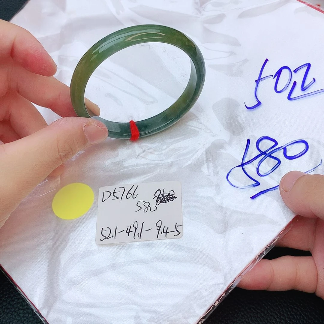 翡翠手镯未镶嵌我