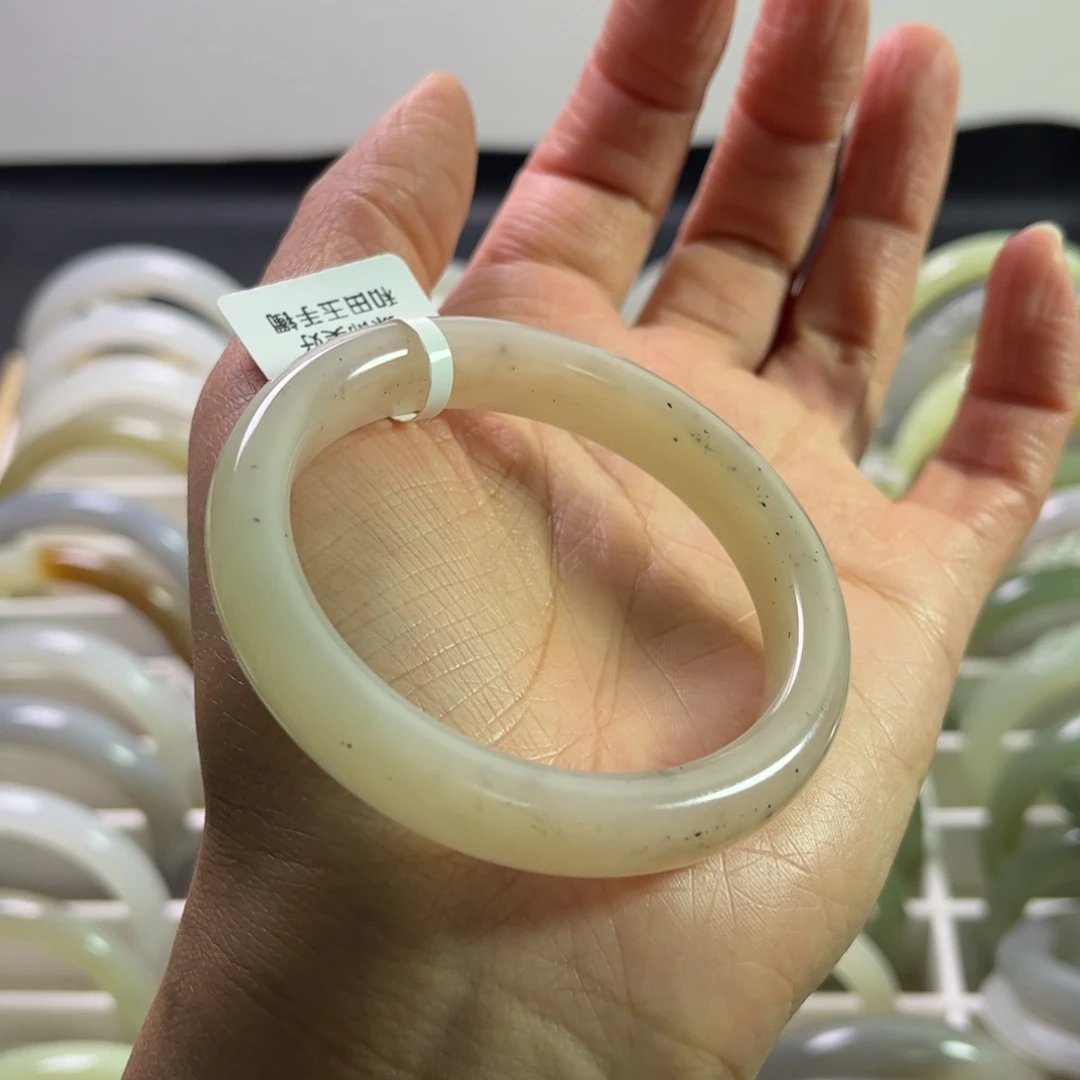 和田玉手镯53.6圈未镶嵌