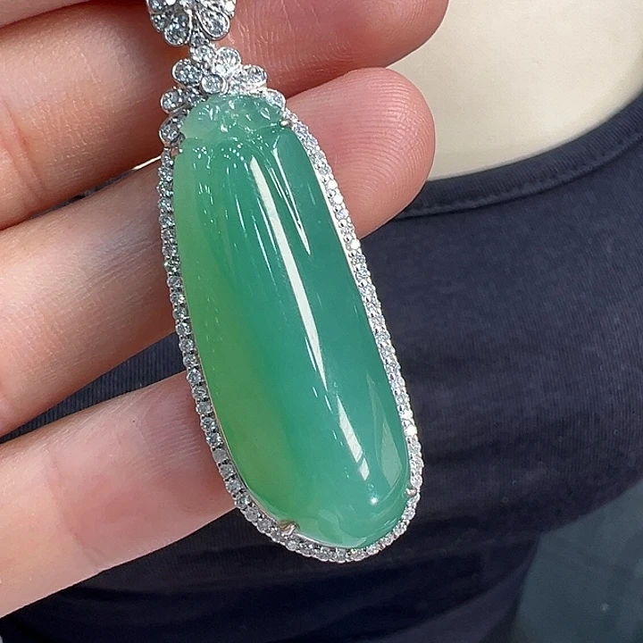 翡翠18K金镶嵌颈饰吊坠