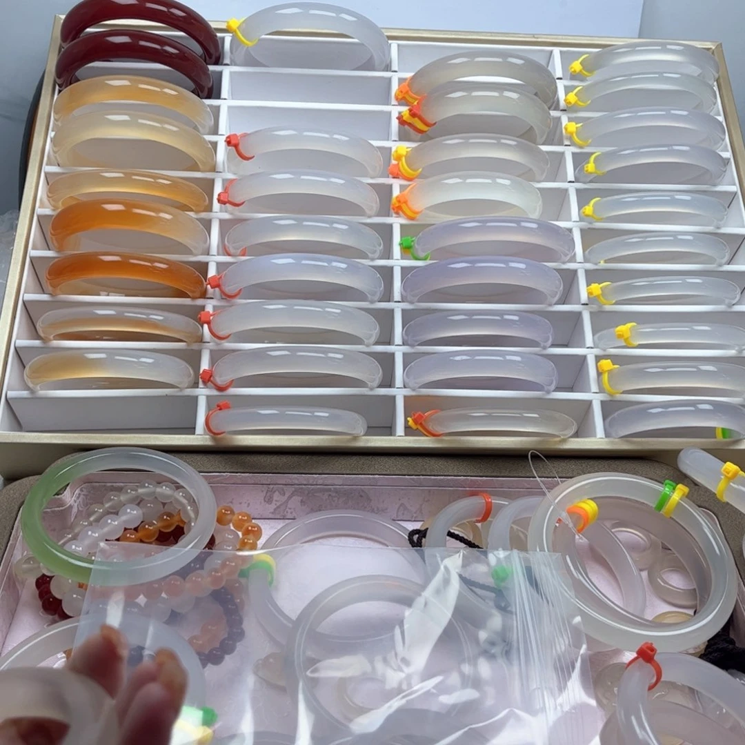 不***饿玛瑙/玉髓手镯未镶嵌