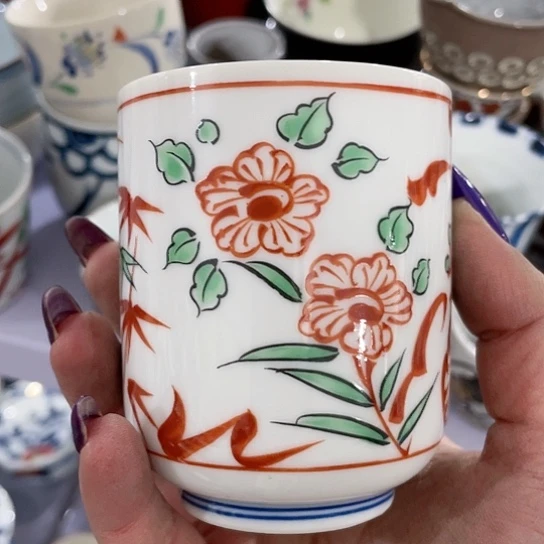 旷***风瓷器和陶瓷艺术作品中出现不少